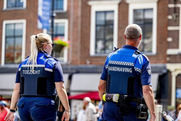 DELFT - Handhaving handhavers op straat in het centrum ANP/Hollandse/Hoogte Robin Utrecht